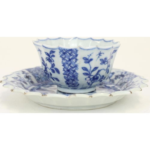 1360 - C18th Chinese export porcelain custard cup and cover decorated in underglaze blue Willow pattern, a ... 