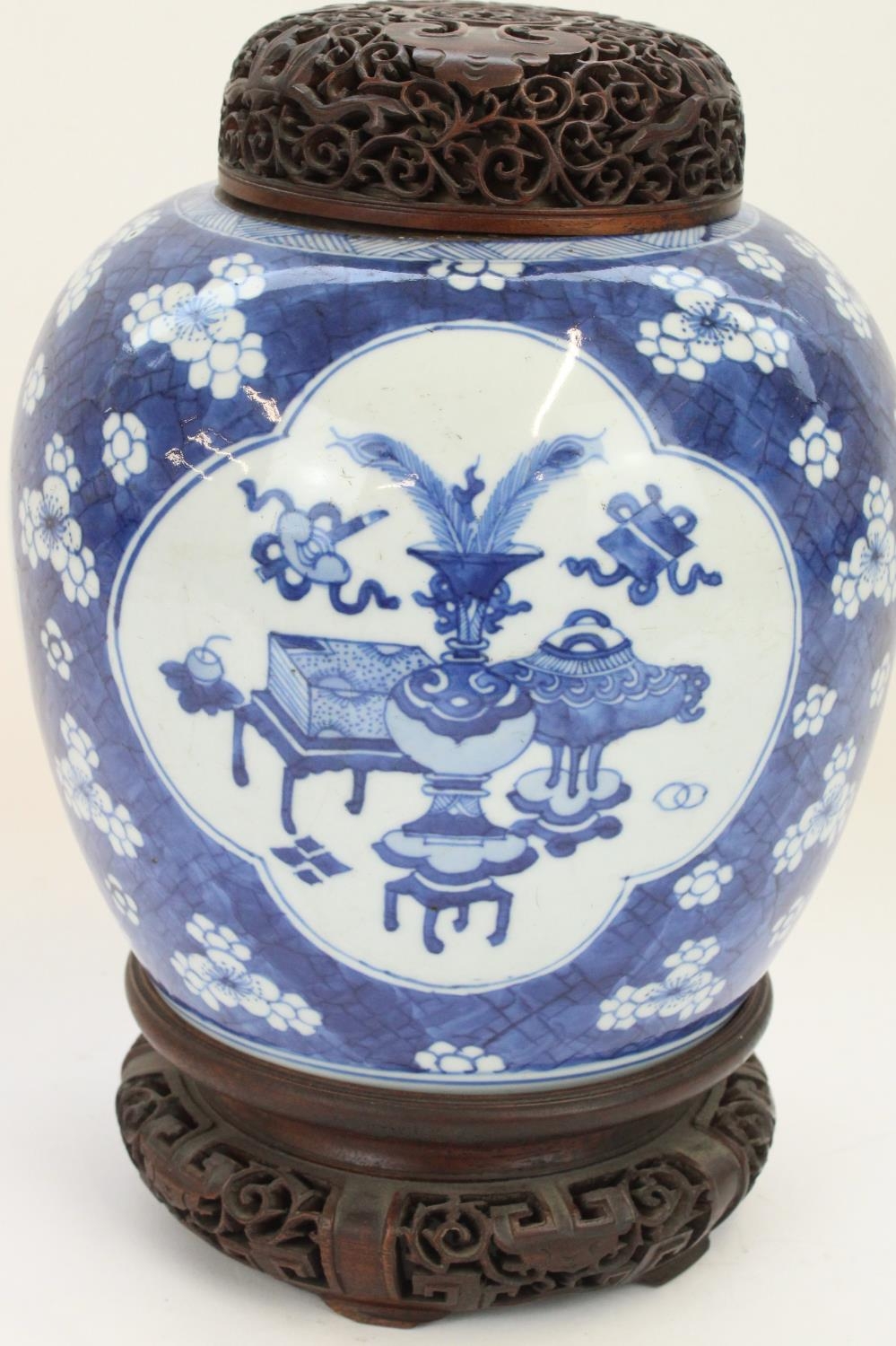 Chinese Kangxi period porcelain jar decorated in underglaze blue 