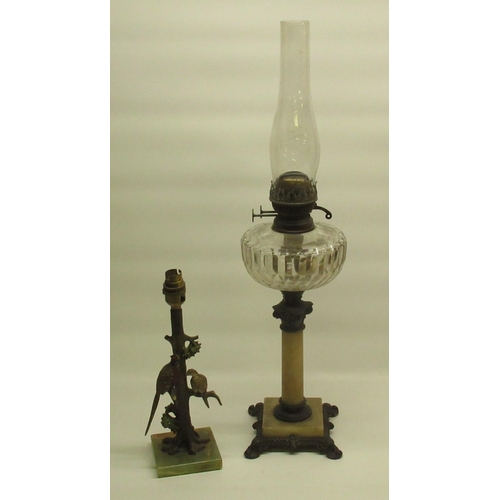 1422 - Late c19th onyx and gilt mounted Corinthian column oil lamp with faceted cut clear reservoir, on squ... 