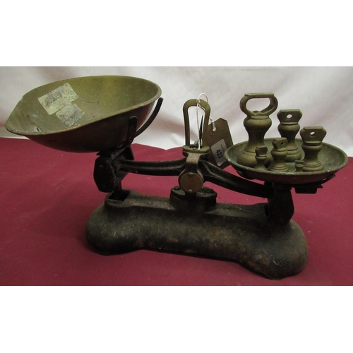 32 - Pair of early C20th kitchen scales with brass pans and brass dumbbell weights, 1lb, 8oz, 4oz, 2oz, 1... 