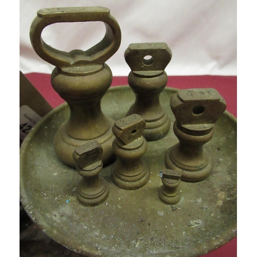 32 - Pair of early C20th kitchen scales with brass pans and brass dumbbell weights, 1lb, 8oz, 4oz, 2oz, 1... 
