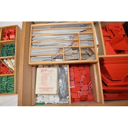 75 - 1950s Bayko construction set containing bricks windows, balustrades, end bricks, roof parts etc, in ... 