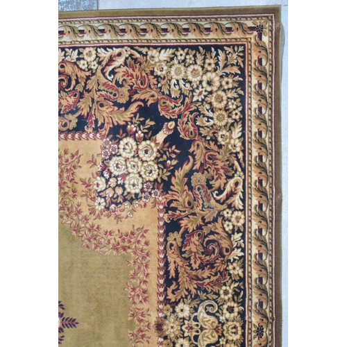 751 - Large Persian pattern rug with floral pattern. 3.60 x 2.73m