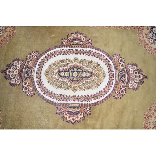 751 - Large Persian pattern rug with floral pattern. 3.60 x 2.73m