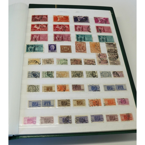 285 - Good and comprehensive and well laid out world stamps inc. Italy, Australia and France in 3 albums