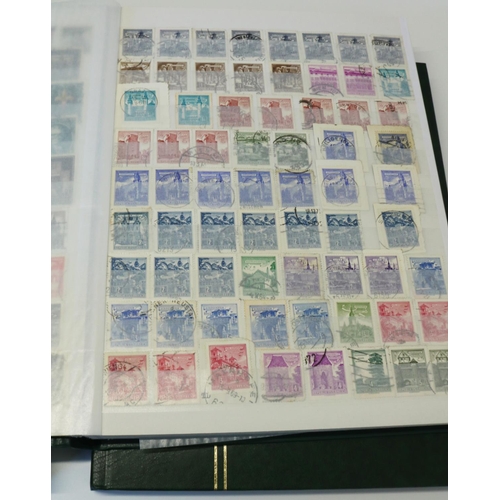 285 - Good and comprehensive and well laid out world stamps inc. Italy, Australia and France in 3 albums