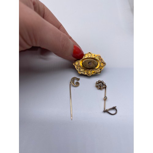 43 - 9ct yellow gold pin with 'C' initial decoration, stamped 375, a yellow metal clip set with seed pear... 