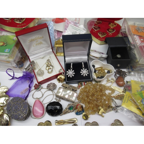 249 - Hallmarked Sterling silver jewellery, including a reproduction sovereign pendant necklace, a hallmar... 