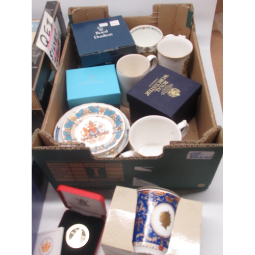 1451 - Mixed collection of commemorative items relating to Queen Elizabeth II mostly mugs by Wedgwood, Spod... 