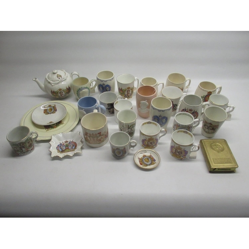 1452 - Collection of commemorative ware mostly relating to Edward VIII and George VI in mugs and saucers (q... 