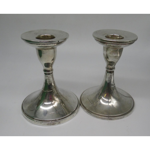 1376 - Pair of Geo. V Art Deco period hallmarked Sterling silver dressing table candlesticks on circular ba... 