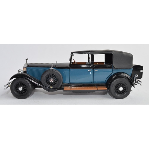 1396 - Two Franklin Mint 1/24 die-cast car models:
A boxed 1925 Rolls Royce Silver Ghost (no paperwork), mo... 