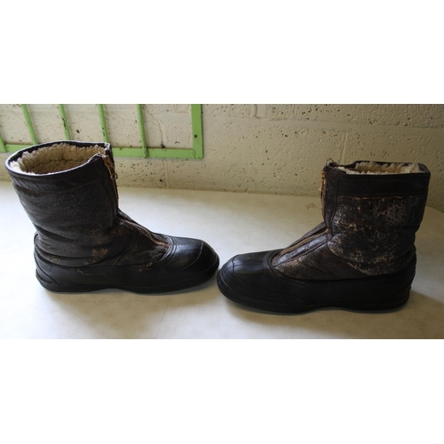 822 - Pair of rare USAF aviation flight boots, sheepskin fleece lined, front zip fastening, with rubber so... 