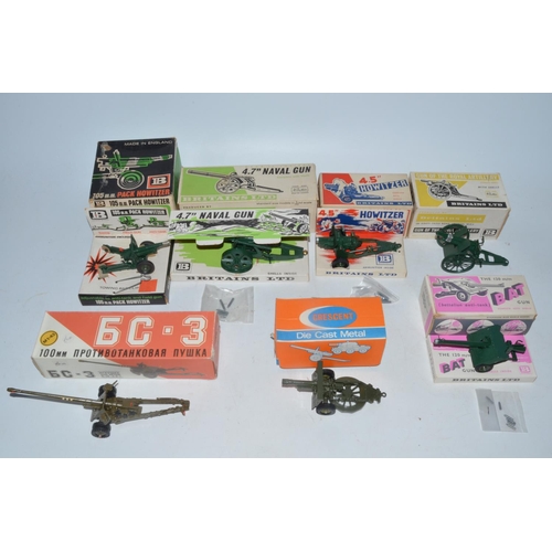 259 - Seven boxed diecast mobile gun models including Britain's 105mm Howitzer, 4.7in Naval gun with shell... 