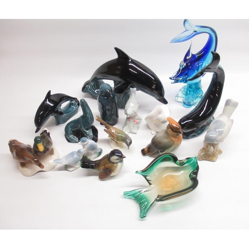589 - Poole Pottery seal, whale and 2 dolphins, 2 Goebel bird models, a collection of mixed continental an... 