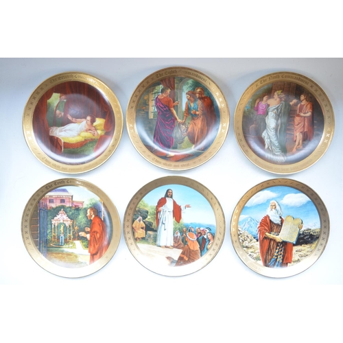 464 - Collection of collectors plates including complete collection of Danbury Mint The 10 Commandments, l... 