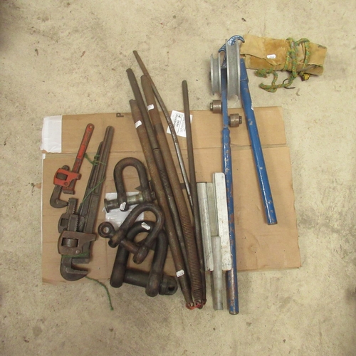 795 - Record 218M 22MM, Three wrenches, 3 shackles, etc