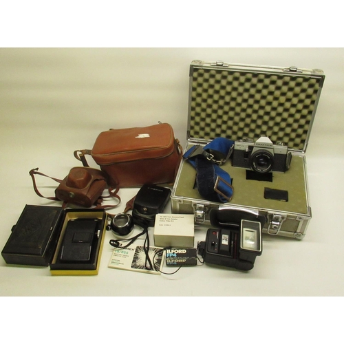 561 - Praktica MTL3 camera, Pentacon auto 2.8/135 MC lens and a Sunpak auto140 flash in aluminium case, Re... 