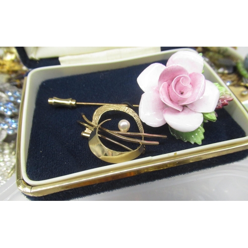 40 - 9ct yellow gold brooch set with single pearl, stamped 375, 2.7g, and a collection of vintage and mod... 