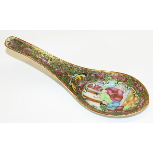 1074 - C19th Japanese Canton rice spoon, decorated in Famile enamels with figures in reserve panel on a scr... 