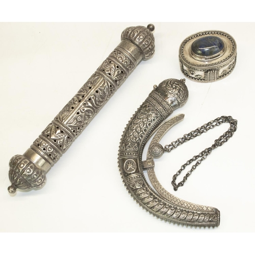 1228 - Omani talahiq white metal gunpowder flask/powder horn, curved design with hammered and wirework deco... 