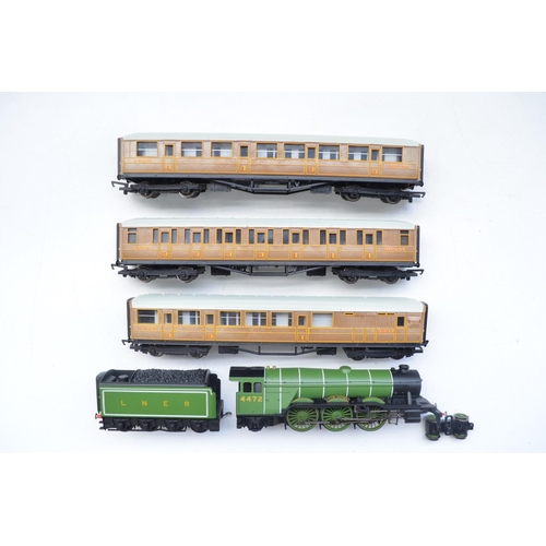 112 - Boxed Hornby HO gauge Flying Scotsman electric train set. Engine front bogie is disconnected, the lo... 