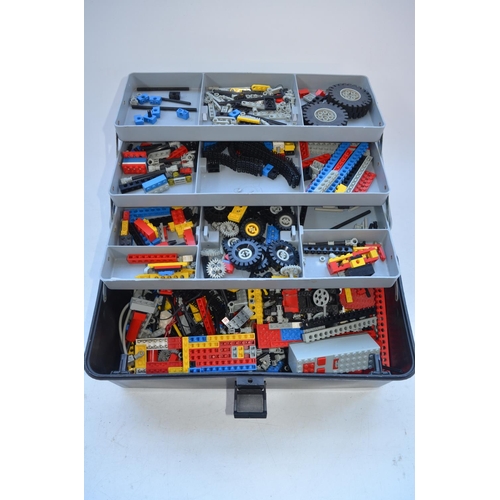 499 - Collection of Lego and Lego Technics including a built up excavator, forklift truck and scrambler bi... 