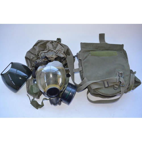 732 - US late 80's/1990's military Scott MCU-2P gas mask with 2 clear over-shields (one dark tinted), voic... 