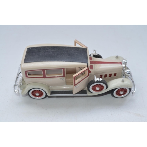 422 - Collection of diecast model cars, various scales and manufacturers to include Road Signature Preside... 