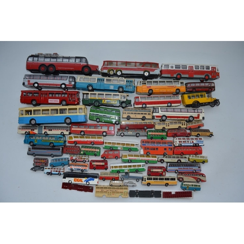 427 - Collection of unboxed bus and car models, various scales and manufacturers. Also included John Fishw... 