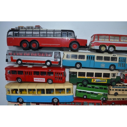 427 - Collection of unboxed bus and car models, various scales and manufacturers. Also included John Fishw... 