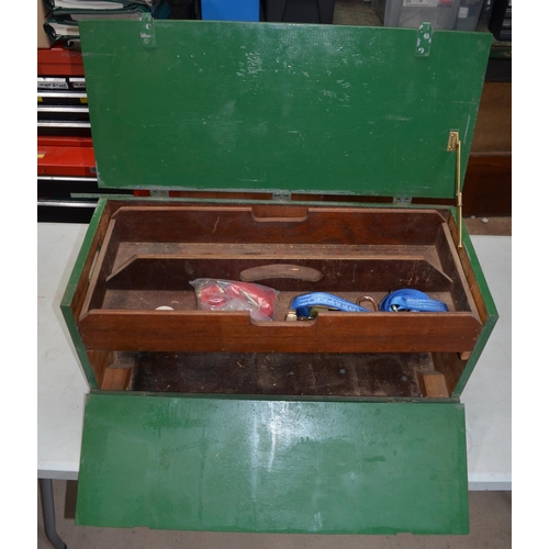 565 - Wheeled wooden tool chest with pull-out tray, with 2 ratchet straps. W75.5 D35 H34cm