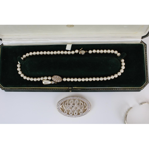 59 - Harrods Duchess of Windsor collection Pearl necklace and matching brooch in original cases together ... 