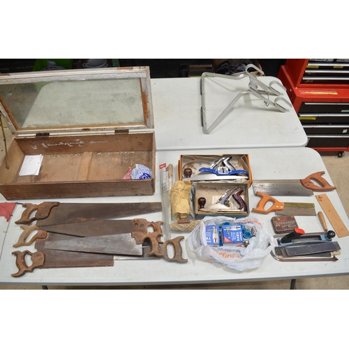 531 - Collection of hand tools incl. saws, 2 Record and 1 Stanley No5 woodworking planes etc