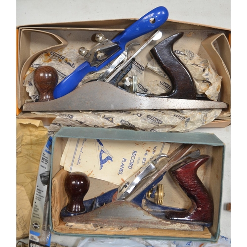 531 - Collection of hand tools incl. saws, 2 Record and 1 Stanley No5 woodworking planes etc