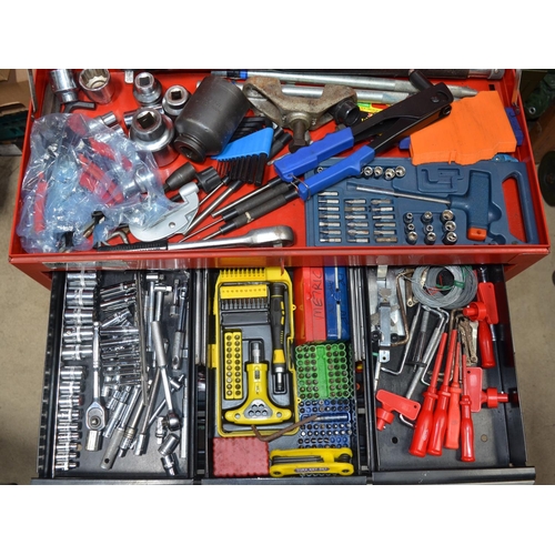 532 - Draper tool chest containing a large number of workshop tools including a Kamasa Torque wrench, sock... 