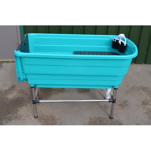 539 - Dog bath with shower head, L122 W60 H89cm