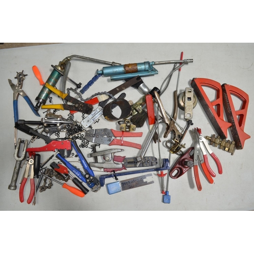 554 - Collection of workshop tools to include wire strippers, riveters, Blue Point door clip trim pad remo... 