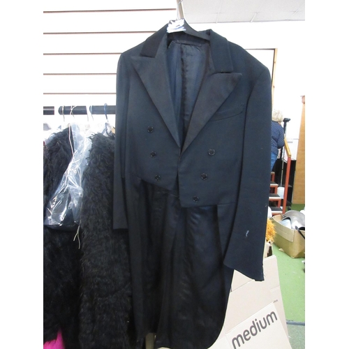 368 - Men's size 38 black tailcoats (21)