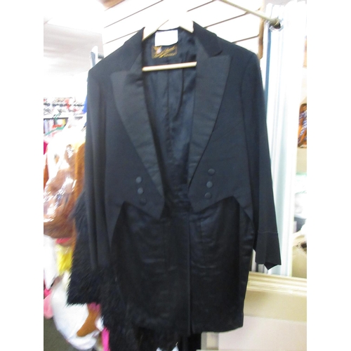 369 - Men's size 36 black tailcoats (20)