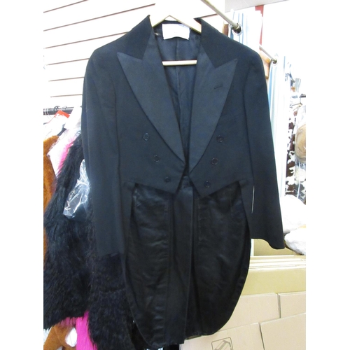 370 - Men's size 34 black tailcoats (18)