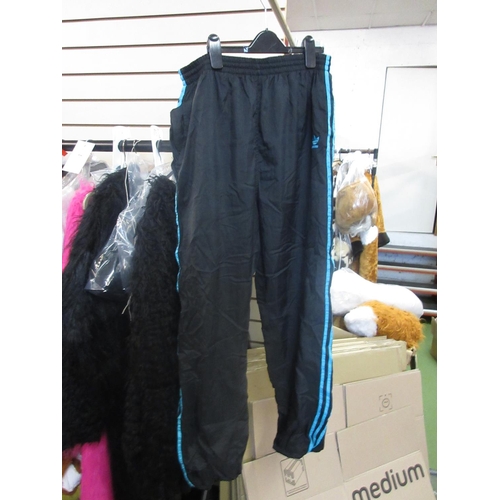 374 - Men's sports clothing inc. tracksuit trousers, jackets, shorts, etc. (1 box)