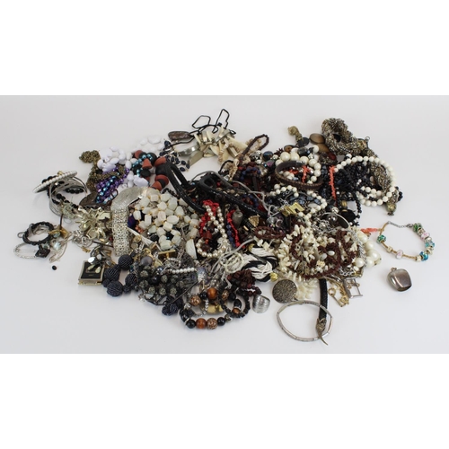 69 - Selection of costume jewellery incl. necklaces, bracelets, brooches etc (qty)