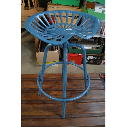 81 - Adjustable tractor seat metal stool, H83cm max