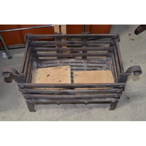 82 - Cast iron fire grate with 2 fire bricks, H42 W50 D30cm