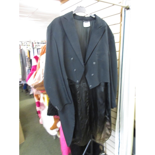 366 - Collection of black tailcoats and other coats, sizes 50+, 48, 46 & 44 (22)