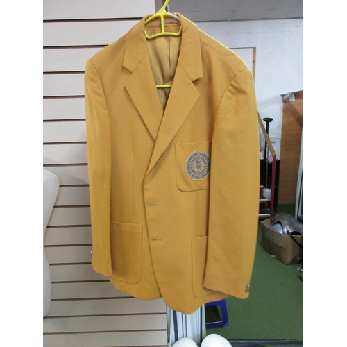 825 - Suits, jackets/blazers, and club jackets in sizes 38, 40 and 44