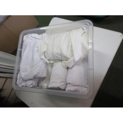 696 - Girls'/teens 'white/cream dresses (1 box)