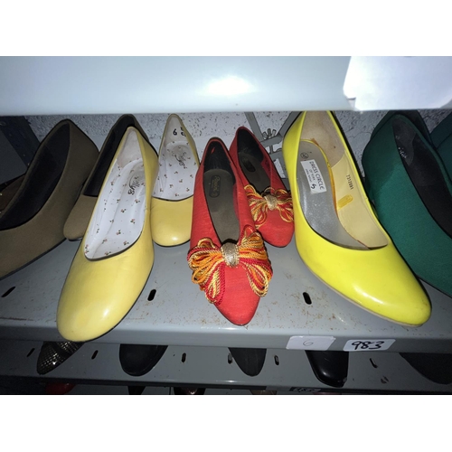 983 - Approx. 30 pairs of women's shoes, various styles, majority size 6