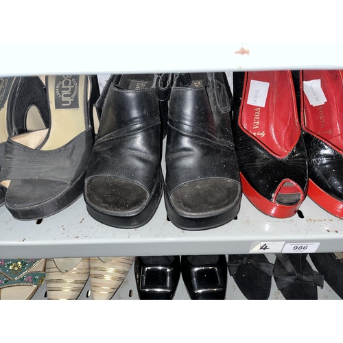 986 - Approx. 20 pairs of women's shoes, various styles, majority size 4